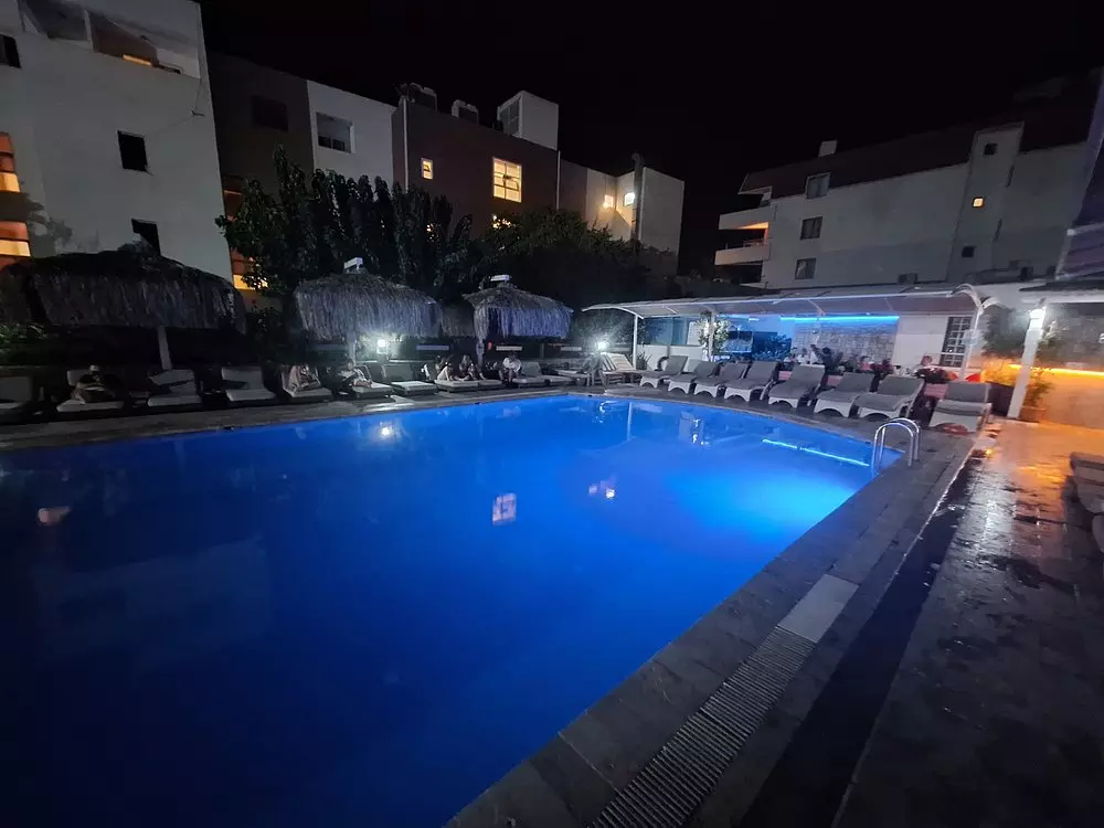 استخر TIANA BEACH